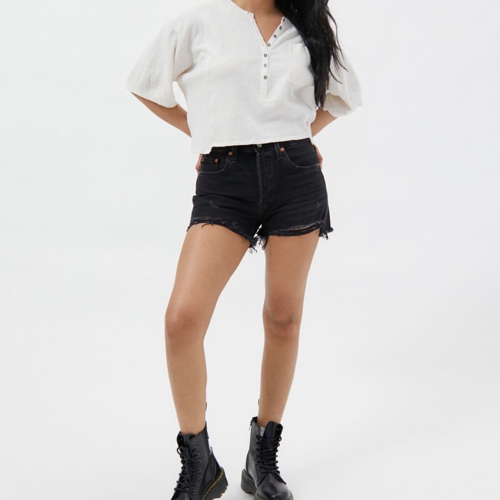 Levi's 501 Original Cutoff Denim Short in Black. Like new condition! Size 26.